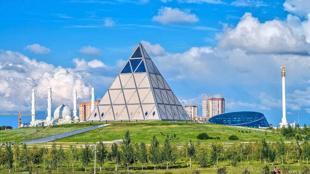 Kim tự tháp Hòa bình cao 77m và gồm 6 khu vực khác nhau.