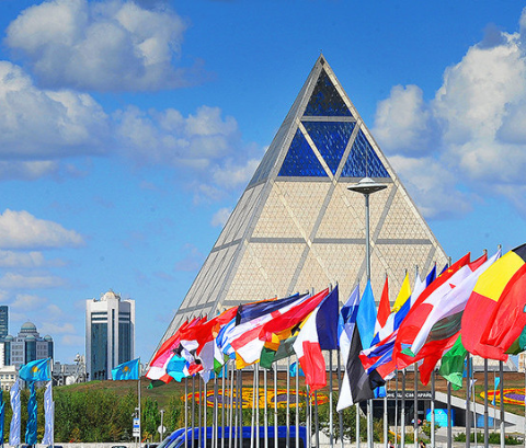 Theo bản thiết kế của kiến trúc sư Foster, kim tự tháp Hòa bình được xây dựng bằng bê tông cốt thép có thể chịu được sự giãn nở và co lại khi nhiệt độ thay đổi từ -40 độ C cho đến 40 độ C.