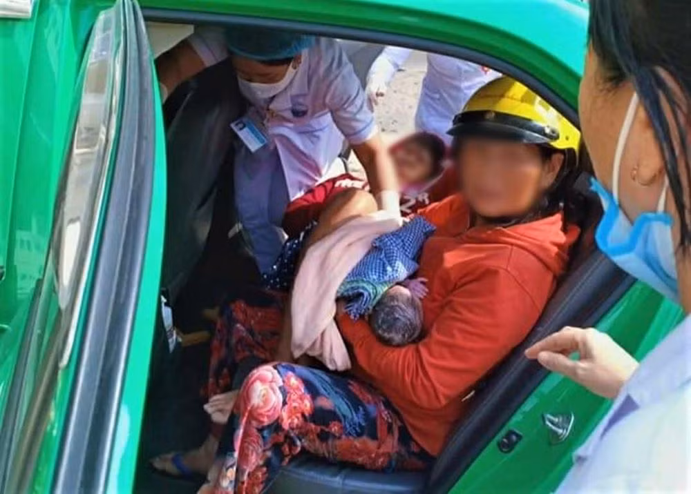 Nam tai xe taxi giup san phu 'vuot can' thanh cong ngay tren xe-Hinh-2