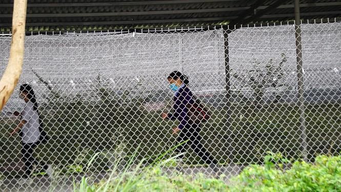 Do có tuổi, nữ công nhân trung niên là một trong những người sau cùng rời công ty ra về.