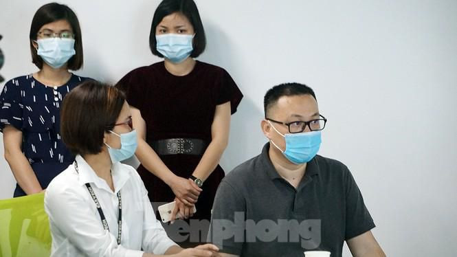 Cũng trong ngày 17/3, ông Lưu Văn Bản - Phó chủ tịch UBND tỉnh Hải Dương, Tổ trưởng Tổ công tác đặc biệt về phòng chống dịch trực tiếp kiểm tra công ty này. Tại buổi làm việc, đại diện Công ty Eastech thừa nhận công ty chưa được phép hoạt động trở lại mà chỉ được vận chuyển hàng hóa. Người này lý giải, 200-300 công nhân tới công ty theo vì được huy động tới lau dọn, vệ sinh máy móc. Trả lời Tiền Phong, ông Lưu Văn Bản - Phó chủ tịch UBND tỉnh Hải Dương cho biết, Công ty Eastech chưa được hoạt động sản xuất, lơ là, lỏng lẻo trong công tác phòng dịch. Đặc biệt tập trung hàng trăm người, không thực hiện nghiêm yêu cầu 5K theo khuyến cáo. Từ khi dịch bệnh bùng phát ở KCN Cộng Hòa, tình hình kinh tế - xã hội toàn tỉnh Hải Dương bị tê liệt, ảnh hưởng nghiêm trọng. BCĐ Phòng chống COVID-19 tỉnh đã huy động tổng lực phòng dịch và đến nay đã khống chế, kiểm soát tốt. Có thể doanh nghiệp này quá nóng vội đi vào sản xuất nên thực hiện chưa nghiêm quy định. "Tôi yêu yêu cầu Công ty Eastech dừng mọi hoạt động đến khi tỉnh có quyết định cho hoạt động trở lại. Ngành chức năng kiểm tra, xử lý nghiêm những vi phạm của công ty này theo đúng quy định. Đồng thời, BQL các khu công nghiệp, TP Chí Linh, Sở Y tế... phối hợp giám sát, hướng dẫn doanh nghiệp tiếp tục thực hiện các biện pháp phòng dịch trong trạng thái mới", ông Lưu Văn Bản nói.