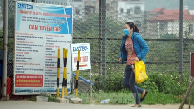 Sau khi rời nhà xưởng, công nhân vội vã tới bãi đỗ xe đối diện cổng chính ra vào công ty lấy xe ra về.