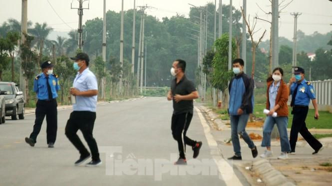 Từng tốp hàng chục người lần lượt tháo chạy khỏi Công ty Eastech, có sự hướng dẫn của bảo vệ. Khung cảnh diễn ra lộn xộn, nháo nhác.