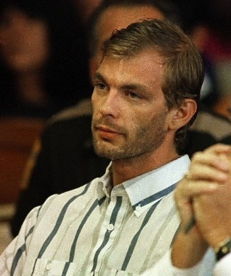 Kẻ giết người Dahmer tìm kiếm nạn nhân trong các quán bar, trung tâm thương mại, trạm xe bus... Gã tiếp cận đối tượng và dụ dỗ họ về căn hộ của mình bằng cách hứa hẹn sẽ cho tiền hoặc tình.