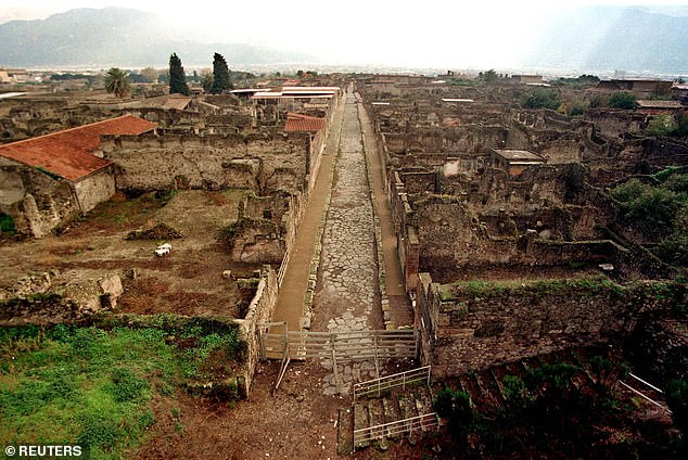 Hai ngày sau khi núi lửa Vesuvius phun trào, năng lượng được tạo ra lớn gấp 100.000 sức công phá của bom nguyên tử sử dụng trong Thế chiến 2.