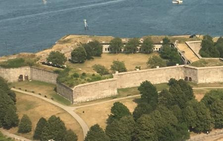 Pháo đài Độc lập do người Anh xây dựng bằng đá granite. Nhờ vậy, công trình này vô cùng kiên cố. Mục đích của Anh khi xây dựng công trình này là nhằm bảo vệ cảng của họ ở thành phố Boston.