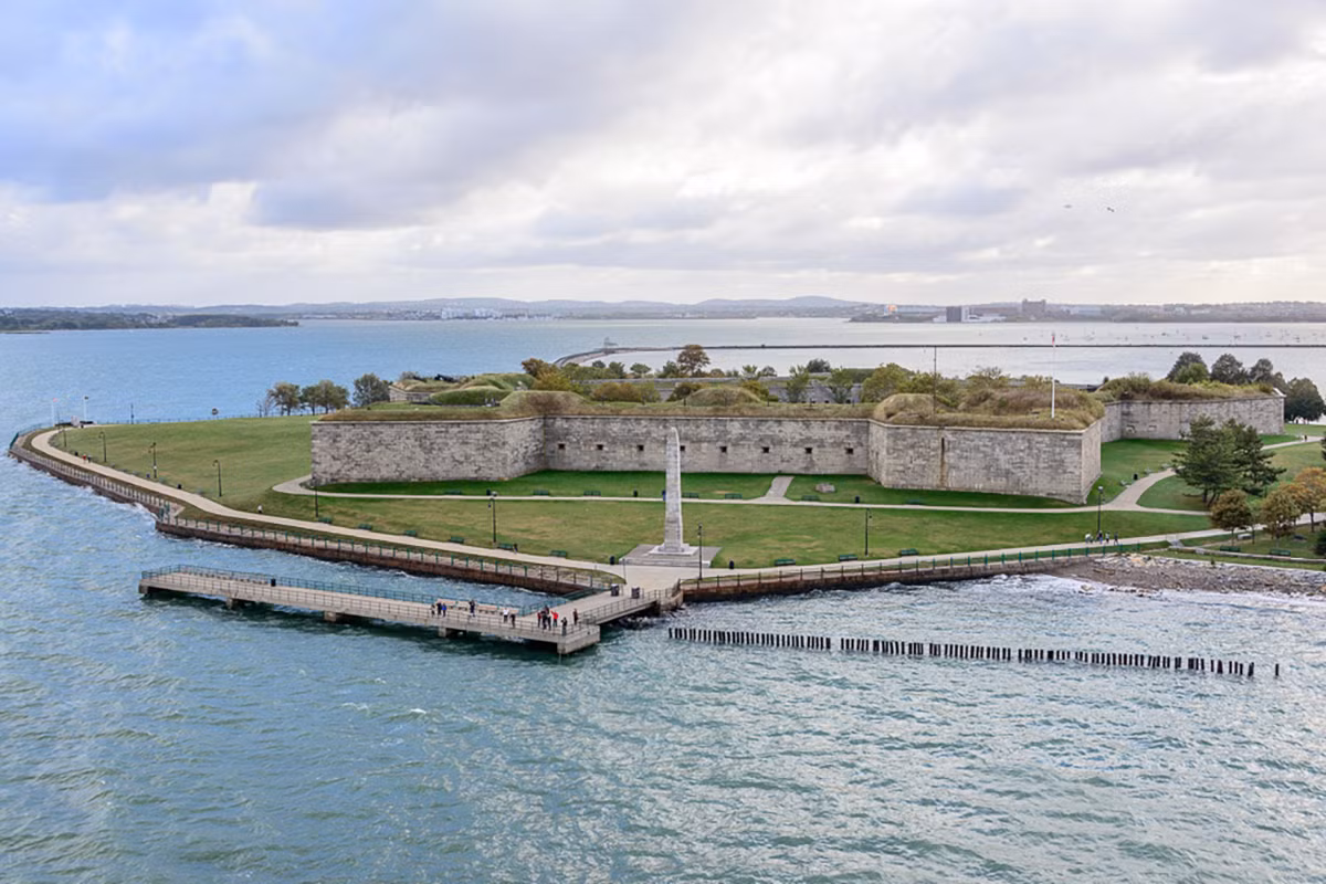 Kể từ khi hoàn thành xây dựng đến nay, pháo đài Độc lập là công trình lâu đời nhất do Anh xây dựng ở Mỹ.