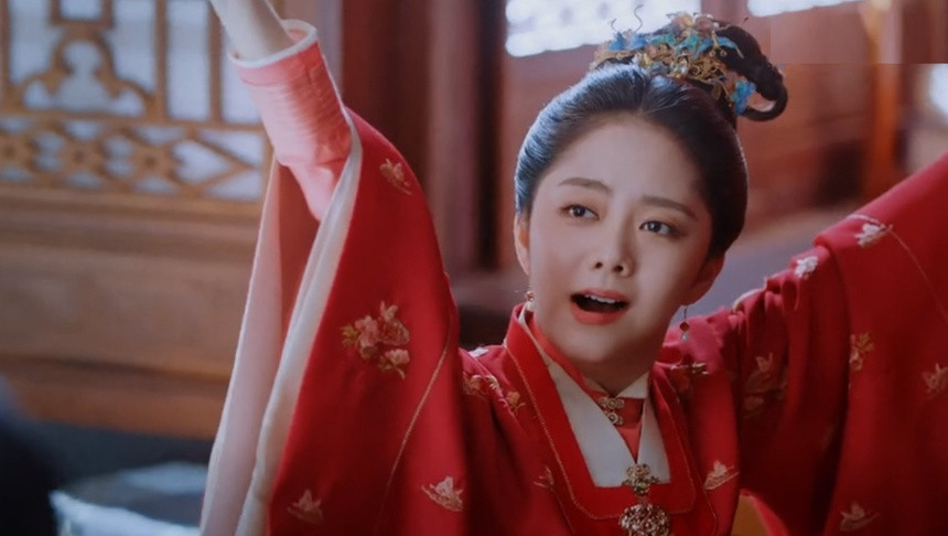 Đàm Tùng Vận là nữ diễn viên được yêu thích bậc nhất tại Trung Quốc năm 2020. Người đẹp sinh năm 1990, được biết đến nhiều với phim Hậu cung Chân Hoàn truyện (2012) và Điều tuyệt nhất của chúng ta (2016). Năm 2020, cô có hai tác phẩm gây sốt màn ảnh là Cẩm y chi hạ và Lấy danh nghĩa người nhà...