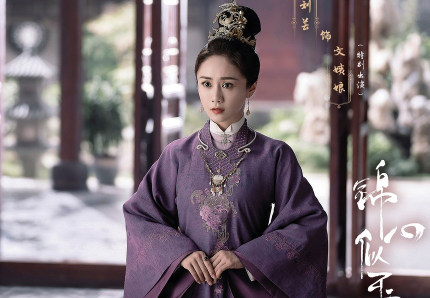 Lưu Vân sinh năm 1982, quen mặt với khán giả Việt Nam thông qua các phim Đại Hán nữ anh hùng, Hồng Phất nữ (2006), Chuyện tình Bắc Kinh, Tư Mỹ Nhân, Trở về nơi tình yêu bắt đầu... Nữ diễn viên đã kết hôn năm 2010 và có một con trai. Ở tuổi U40, Lưu Vân được khen ngợi với làn da căng mịn, trẻ trung.