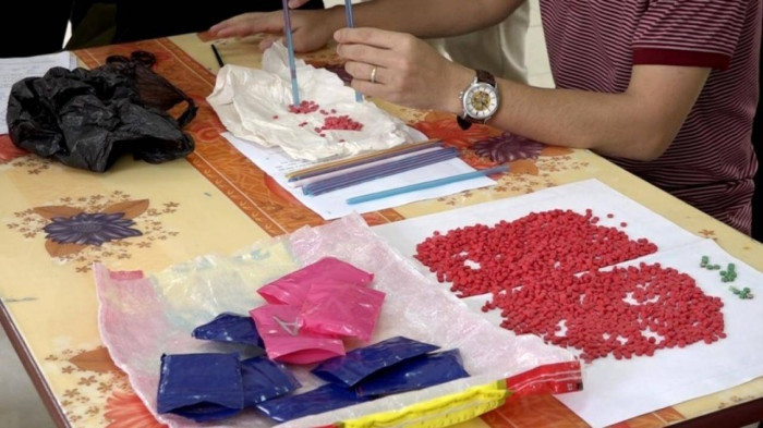 Bat nguoi phu nu tang tru hon 2.000 vien ma tuy trong cop xe-Hinh-2