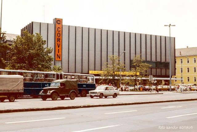 Những tòa nhà cao tầng ở Budapest nằm sát nhau. Trên đường phố là những chiếc ô tô nối đuôi nhau phần nào thể hiện cuộc sống hiện đại của người dân.