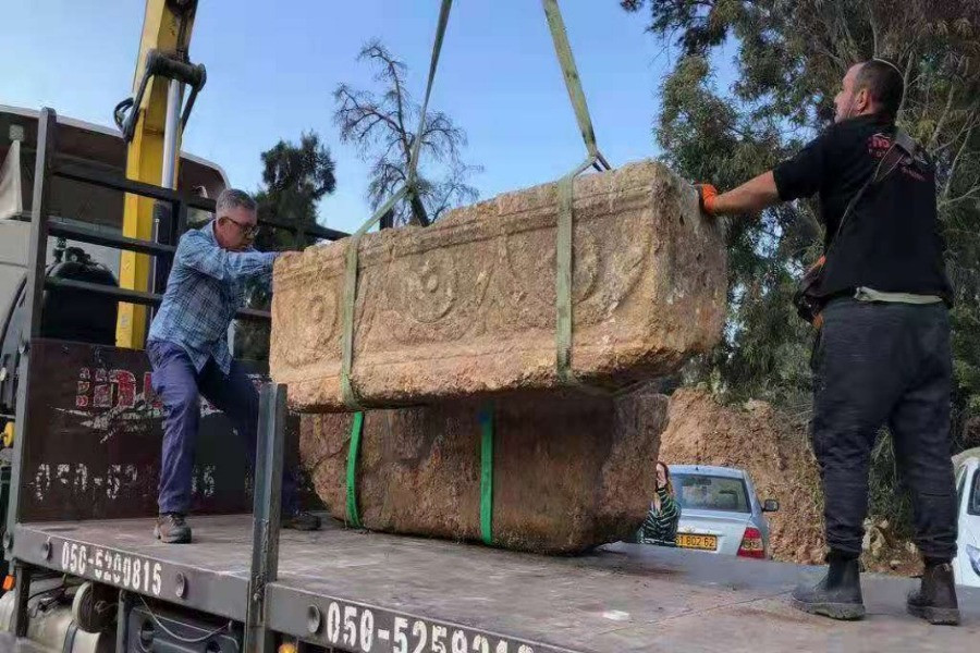 Trong khi đó, vòng hoa trên quan tài được trang trí theo kiểu truyền thống. Giữa các vòng hoa là khoảng trống hình bầu dục. Các nhà khảo cổ suy đoán người xưa dự định chạm khắc thêm họa tiết chùm nho nhưng vì một lý do nào đó mà không thể hoàn thành.