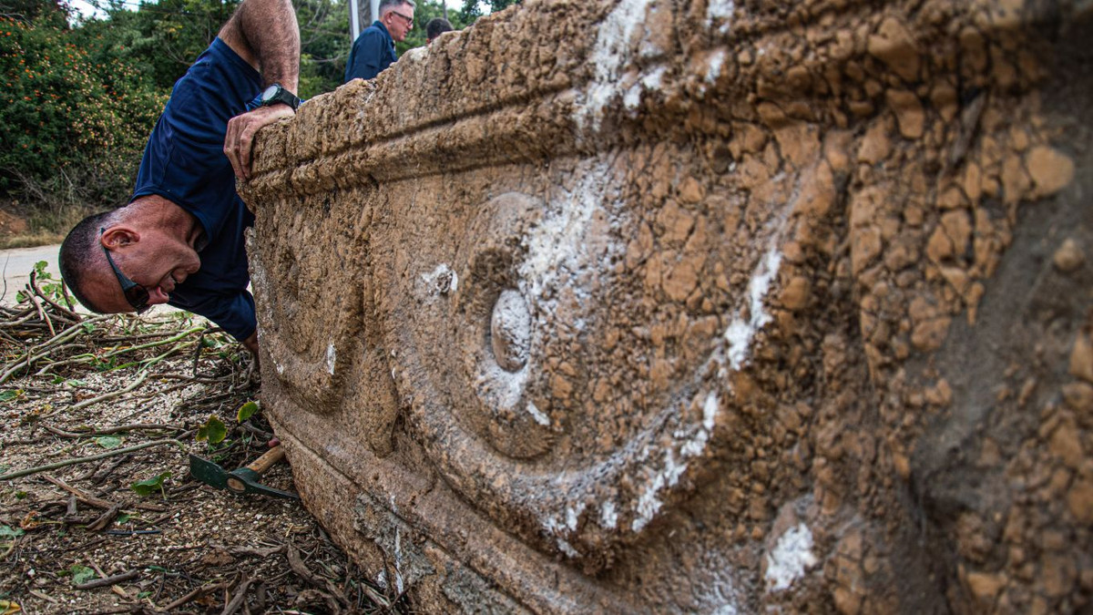 Phải đến tháng 2 vừa qua, 2 cỗ quan tài đá "khủng" được tái phát hiện. Căn cứ vào niên đại của chúng, các chuyên gia nhận định 2 cỗ quan tài này có khả năng thuộc về một cặp vợ chồng có địa vị cao trong xã hội thời kỳ La Mã.