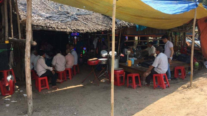 Canh khon cung gia dinh nan nhan bi trom cho ban tu vong o Long An-Hinh-3