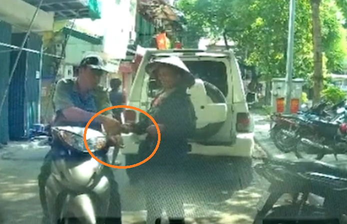 Ha Noi: Xac minh QLTT nghi nhan tien cua nguoi ban rong