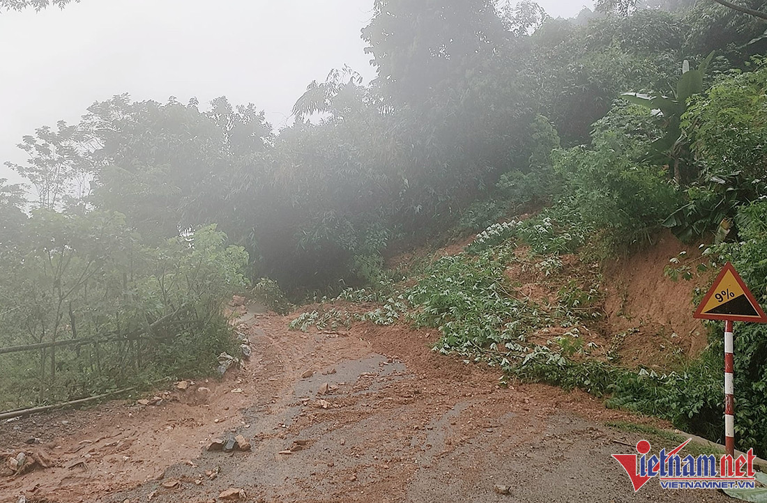 Một đoạn đường bị sụt lún, chia cắt. (Ảnh: Vietnamnet)