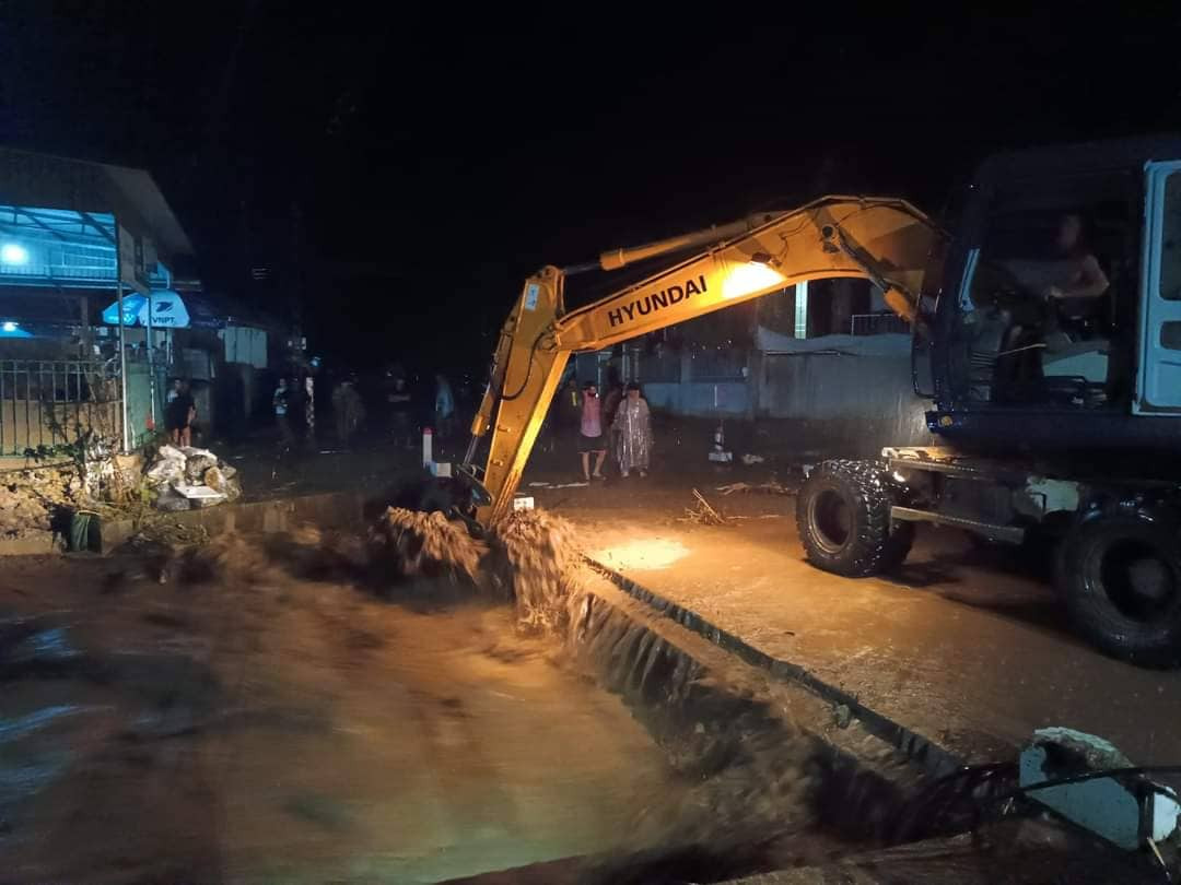 Trước tình hình này, phương tiện máy móc được huy động để khắc phục hậu quả trên tuyến Quốc lộ 7 A. (Ảnh: Người đưa tin) 