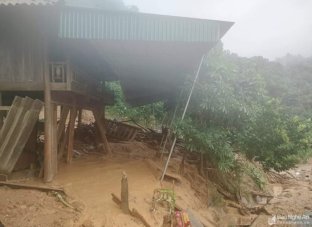 Nhiều ngôi nhà khác cũng bị xiêu vẹo và có nguy cơ sập bất cứ lúc nào. (Ảnh: Báo Nghệ An)