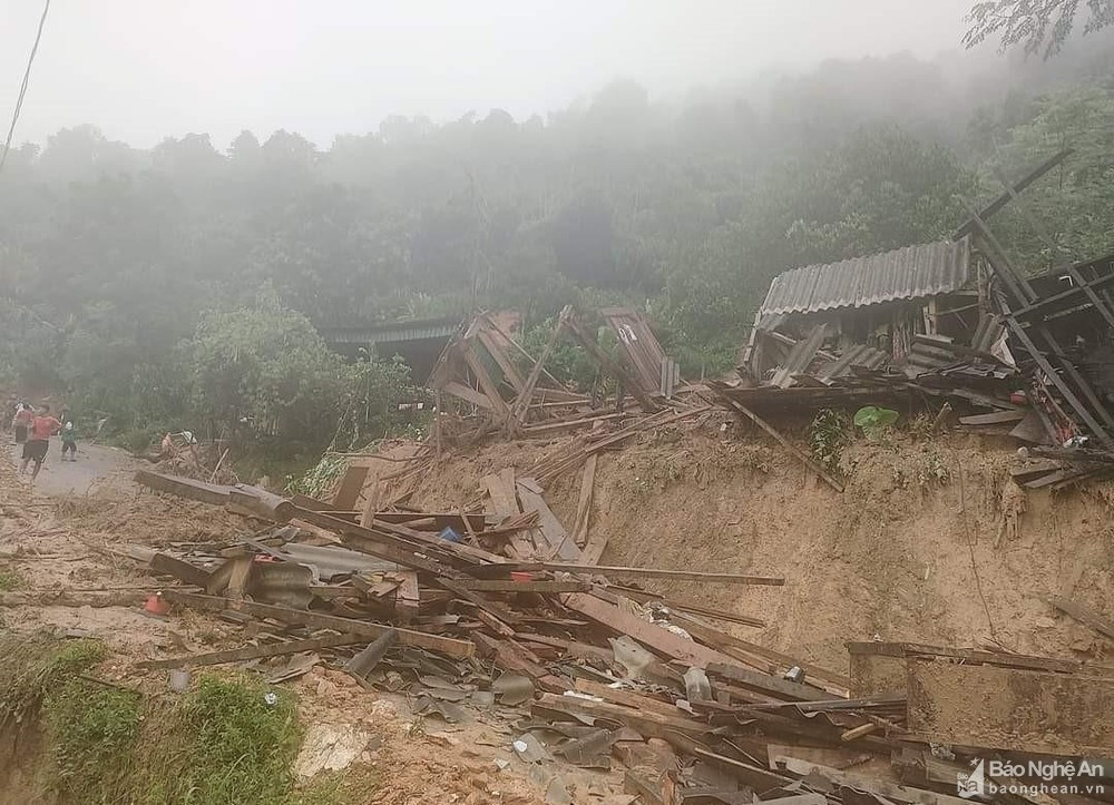 Nhiều ngôi nhà bị đổ sập ở bản Nam Tiến 2 (xã Bảo Nam) do nước kéo về quá nhanh. (Ảnh: Báo Nghệ An)