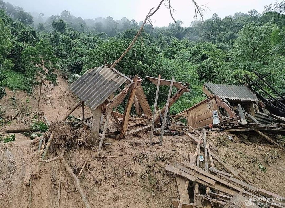 Trao đổi với báo chí, ông Vi Oanh - Trưởng phòng Nông nghiệp và PTNT huyện Kỳ Sơn cho biết: Đến 9h sáng nay, huyện mới nắm được 5 nhà của người dân trên địa bàn xã Bảo Nam bị sập hoàn toàn. Ngoài ra, sạt lở đường đường xảy ra tại các xã: Hữu Lập, Hữu Kiệm, Chiêu Lưu, Na Ngoi, Nậm Càn, Tà Cạ, thị trấn Mường Xén và tuyến đường vào Mường Típ. Nhiều diện tích hoa màu của người dân cũng bị thiệt hại. (Ảnh: Báo Nghệ An)