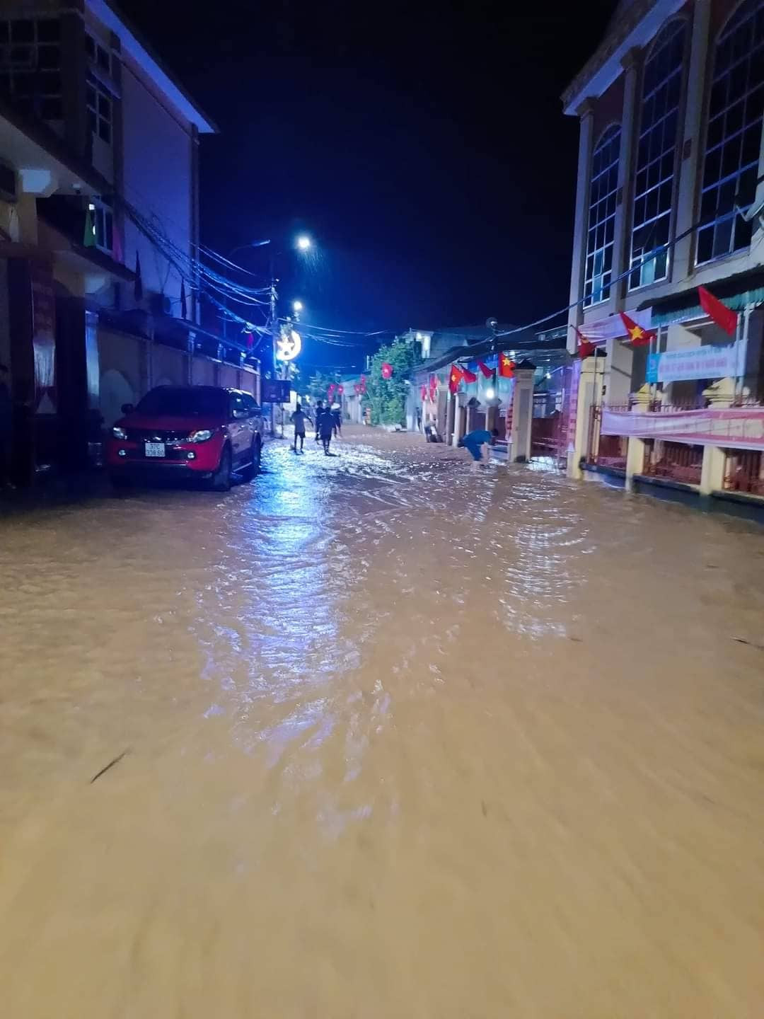 Trong đêm, tại thị trấn Mường Xén cho thấy một số khu vực ngập khoảng 30-40cm. Mữa lũ cuốn theo một lượng đất đá lớn tràn xuống đường với dòng chảy lớn. (Ảnh: Người đưa tin)