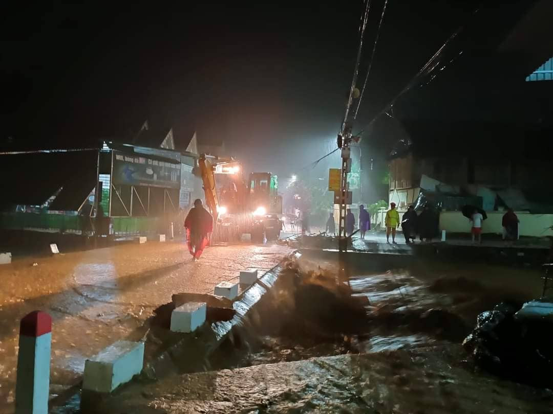 Từ khoảng 19h đến 20h30 ngày 4/9 mưa lớn xuất hiện khiến nước lũ ở khu vực Huồi Giảng (xã Tây Sơn, huyện Kỳ Sơn) đổ về khu vực khối 1 (thị trấn Mường Xén) gây ngập lụt. Ngoài ra, tại khu vực bản Hòa Sơn (xã Tà Cạ) cũng bị ngập úng. (Ảnh: Người đưa tin)