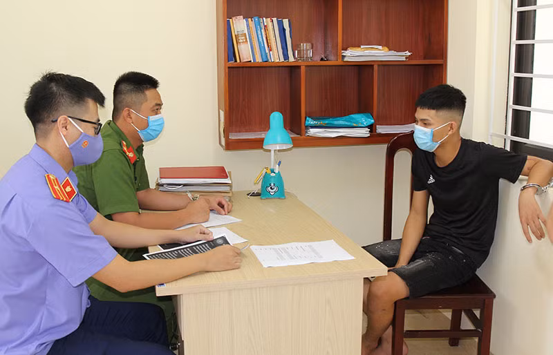  Lập trang "Gái gọi Đồng Văn" để môi giới mại dâm: Bùi Huy Lực (SN 2002, trú Lạc Thủy, Hòa Bình) khai nhận vào khoảng tháng 6/2021, có lập trang "Gái gọi Đồng Văn" đăng tin quảng cáo tìm khách mua dâm và điều hành gái. Khi có khách liên hệ, Lực chào giá 300 nghìn đồng/lượt và 700 nghìn đồng/lần qua đêm. Ngày 30/8/2021, Lực bị Công an thị xã Duy Tiên, Hà Nam bắt giữ. 