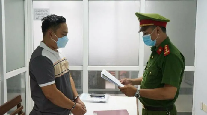  Nhân viên tín dụng lừa đồng nghiệp vay tiền tỷ rồi bỏ trốn: Nguyễn Thanh Quang (40 tuổi, trú quận Liên Chiểu, TP Đà Nẵng - nhân viên tín dụng tại ngân hàng Ngân hàng B.V chi nhánh Đà Nẵng) nói dối đồng nghiệp - anh V.N.L (34 tuổi, trú quận Sơn Trà, TP.Đà Nẵng) về việc đang huy động vốn để giúp một công ty tất toán và chuyển sang vay tiền tại Ngân hàng B.V. Tin tưởng anh L. cho Quang vay 2 lần tổng 7 tỷ đồng, có được tiền đối tượng đã bỏ trốn. Ngày 1/9, ông an TP.Đà Nẵng cho biết vừa bắt tạm giam Quang để điều tra, làm rõ. 