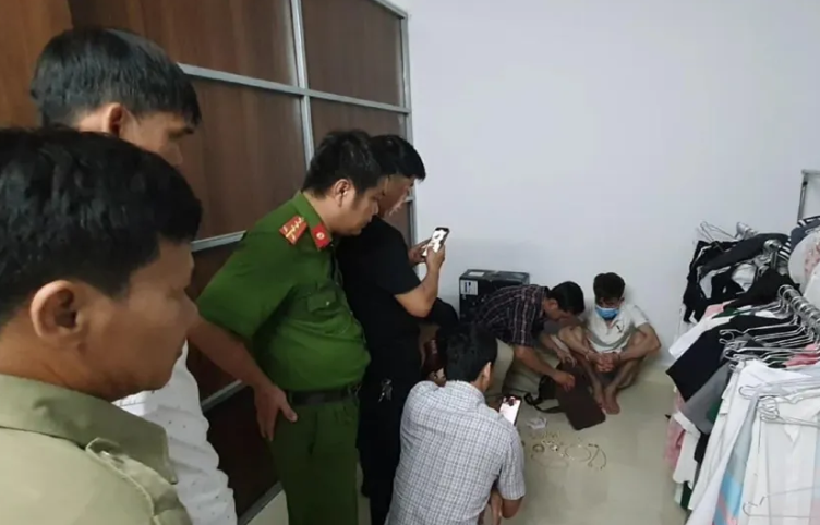  Trốn trong tủ quần áo, cuỗm sạch tiền, vàng của gia chủ: Phát hiện cửa nhà của một gia đình tại phường Tân An, TP.Buôn Ma Thuột, Đắk Lắk không khóa, Phan Văn Trung (23 tuổi, trú Gia Lai) lẻn vào, trốn trong tủ quần áo suốt 6 giờ đồng hồ, chờ tới lúc chủ nhà đi vắng, mới mò ra vơ vét tiền, vàng và đồ trang sức. Ngày 4/9, Công an TP Buôn Ma Thuột cho biết vừa bắt giữ Trung để điều tra. 