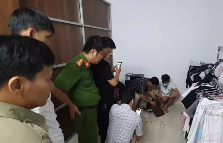  Trốn trong tủ quần áo, cuỗm sạch tiền, vàng của gia chủ: Phát hiện cửa nhà của một gia đình tại phường Tân An, TP.Buôn Ma Thuột, Đắk Lắk không khóa, Phan Văn Trung (23 tuổi, trú Gia Lai) lẻn vào, trốn trong tủ quần áo suốt 6 giờ đồng hồ, chờ tới lúc chủ nhà đi vắng, mới mò ra vơ vét tiền, vàng và đồ trang sức. Ngày 4/9, Công an TP Buôn Ma Thuột cho biết vừa bắt giữ Trung để điều tra. 