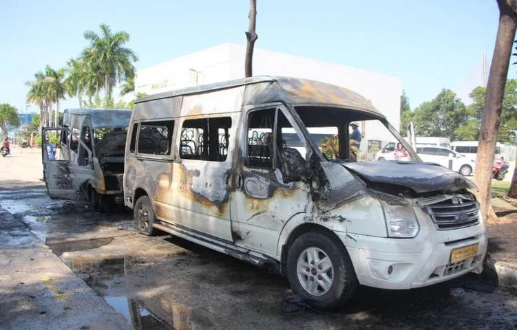  3 xe ô tô bốc cháy khiến thực khách chạy tán loạn: Chiều 4/9, hai chiếc ô tô loại 16 chỗ đỗ trên vỉa hè khu trung tâm nhà hàng tiệc cưới trên đường 2 tháng 9 (phường Hòa Cường Bắc, quận Hải Châu, TP Đà Nẵng) đã bốc cháy dữ dội. Vụ việc khiến các thực khách đang dùng tiệc tại nhà hàng bỏ chạy tán loạn. Dù lực lượng cứu hỏa đã kịp thời dập tắt đám cháy nhưng hai chiếc ô tô bị thiêu rụi hoàn toàn. Ngoài ra, một xe ô tô con 4 chỗ đậu gần cũng bị cháy sém hư hỏng. 