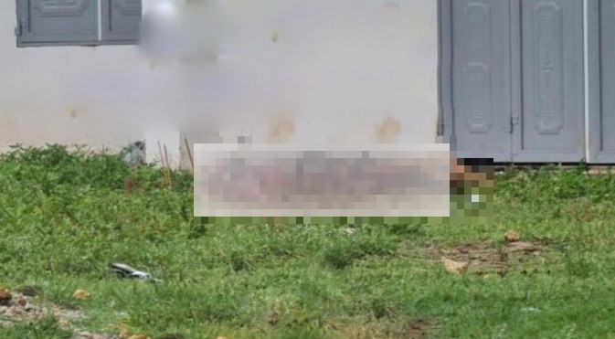 Do bị chị T. chống cự và kêu cứu, sợ bị phát hiện, Linh đã lấy quai túi xách và chiếc áo ngực của chị T. buộc nối với nhanh thành 1 sợi dây cùng 1 đoạn dây chun màu vàng quấn quanh cổ chị T. siết chặt lại. Khi thấy chị T. đã chết, Linh kéo xác đẩy xuống bãi cỏ. (Ảnh minh họa)