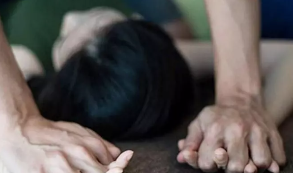 Hồi lâu sau, anh L. mượn xe máy của một người bạn đi mua thẻ điện thoại nhưng vì say rượu nên đã dựng xe máy lên vỉa hè rồi ngủ gục. Lúc này, Linh dụ dỗ chị T. về nhà trọ lấy túi hành lý để đi xin việc. Trong lúc chở đợi, Linh đã nảy sinh ý định quan hệ tình dục với chị T. nhưng chị T. cương quyết từ chối. (Ảnh minh họa)