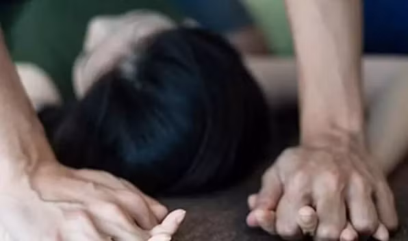 Hồi lâu sau, anh L. mượn xe máy của một người bạn đi mua thẻ điện thoại nhưng vì say rượu nên đã dựng xe máy lên vỉa hè rồi ngủ gục. Lúc này, Linh dụ dỗ chị T. về nhà trọ lấy túi hành lý để đi xin việc. Trong lúc chở đợi, Linh đã nảy sinh ý định quan hệ tình dục với chị T. nhưng chị T. cương quyết từ chối. (Ảnh minh họa)