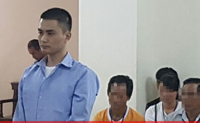 Tháng 9/2016, TAND TP Hà Nội đã mở phiên tòa xét xử sơ thẩm với bị cáo Lê Quang Linh. Căn cứ vào hồ sơ vụ án, các tình tiết liên quan, HĐXX cho rằng hành vi của bị cáo không thể chấp nhận được, cần phải có hình phạt nghiêm khắc để làm gương cho người khác. Vì lẽ đó HĐXX quyết định tuyên phạt bị cáo Lê Quang Linh tử hình về tội Giết người, 5 năm tù về tội Hiếp dâm, 4 năm tù về tội Cướp tài sản. Tổng hình phạt chung là tử hình. (Ảnh: Công Lý) 