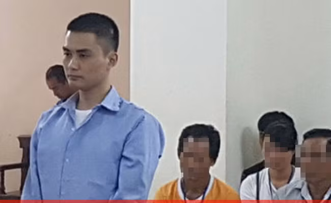 Tháng 9/2016, TAND TP Hà Nội đã mở phiên tòa xét xử sơ thẩm với bị cáo Lê Quang Linh. Căn cứ vào hồ sơ vụ án, các tình tiết liên quan, HĐXX cho rằng hành vi của bị cáo không thể chấp nhận được, cần phải có hình phạt nghiêm khắc để làm gương cho người khác. Vì lẽ đó HĐXX quyết định tuyên phạt bị cáo Lê Quang Linh tử hình về tội Giết người, 5 năm tù về tội Hiếp dâm, 4 năm tù về tội Cướp tài sản. Tổng hình phạt chung là tử hình. (Ảnh: Công Lý) 