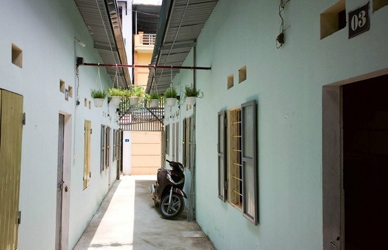 Lời khai của Lê Quang Linh cũng như tài liệu điều tra cho thấy ngày 6/10/2015, sau khi nhận được giấy báo nhập học một trường ở Hà Nội, chị T. đã ra Hà Nội và được anh L. đưa đi chơi, rồi đưa về ở nhờ tại nơi trọ của bạn ở khu Lai Xá, huyện Hoài Đức. (Ảnh minh họa, nguồn: Vietnamnet) 