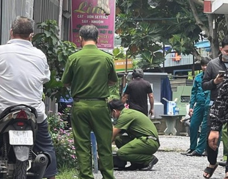  Sát hại người tình già rồi đầu thú: Sáng 7/9, giữa Lê Công Ty (SN 1987, quê Đồng Tháp) và bà P.T.K.D (SN 1976, quê Hà Nội xảy ra mâu thuẫn tại một căn nhà ở quận 12, TP HCM, trong lúc nóng giận Ty đã dùng hung khí đâm bà P. tử vong trên phòng ngủ. Sau khi gây án, Ty đi đầu thú. Được biết, bà P. có một đời chồng, có một đứa con gái riêng, làm công việc nấu bếp cho một trường học. Sau khi ly dị chồng bà P về mua căn nhà trong hẻm trên sống cùng con gái và Ty nhiều năm nay. 