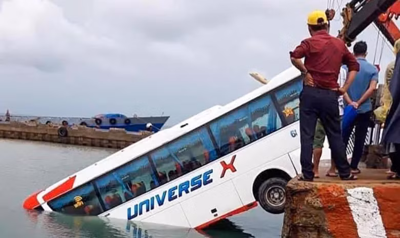  Xe khách rơi xuống biển trong lúc lên phà về đất liền: Sáng 7/9, tại bến phà Thạnh Thới, cảng Bãi Vòng (xã Hàm Ninh, TP Phú Quốc, tỉnh Kiên Giang), xe khách 46 chỗ lưu thông từ phường Đông Dương đến bến phà Thạnh Thới để về đất liền khi di chuyển vào khu vực lên xuống phà thì bất ngờ rơi xuống biển. May mắn, thời điểm xảy ra vụ việc trên xe không có hành khách, nên không xảy ra thiệt hại về người. Lực lượng cứu hộ sau đó đã trục vớt được phương tiện gặp nạn, đưa về xưởng sữa chữa. 