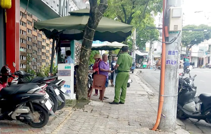  Bị chém nhập viện vì làm rơi tai nghe điện thoại của cô gái: Mâu thuẫn về việc làm rơi tai nghe điện thoại, A. (15 tuổi), nhân viên thử việc tại quán cà phê trên đường Nguyễn Văn Lượng, phường 6, quận Gò Vấp TP HCM bị nhóm người dùng hung khí tấn công gây thương tích, nhập viện cấp cứu. Ngày 8/9, Công an quận Gò Vấp cho biết đang điều tra, làm rõ.