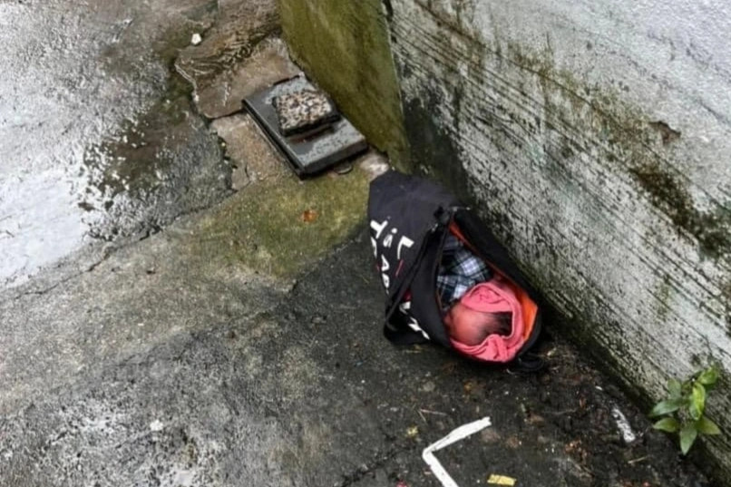  Bé gái bị bỏ rơi trong túi màu đen trước nhà dân: Sáng 8/9, ông Nguyễn Văn Chương đi mua đồ ăn sáng về nhà thì phát hiện có 1 túi đen ở trước cổng nhà số 11 ngõ 521 đường An Dương Vương, Tổ dân phố Nhật Tảo 2, phường Đông Ngạc, quận Bắc Từ Liêm, TP Hà Nội. Kiểm tra bên trong chiếc túi, ông phát hiện 1 bé gái sơ sinh nặng 2,5kg. Sau đó, ông Chương đã đưa bé gái đến Trạm y tế phường Đông Ngạc kiểm tra sức khỏe và bàn giao lại cho Trạm y tế phường. Hiện tại sức khỏe của cháu rất tốt, cơ quan chức năng đã phát đi thông báo tìm nhân thân của cháu bé. 