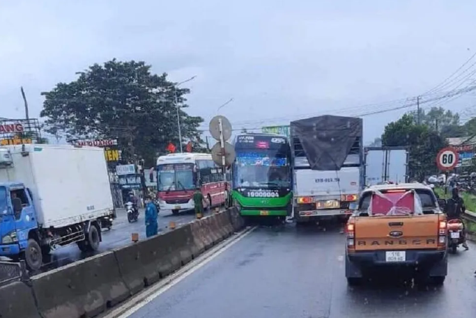  2 xe khách tông nhau, 4 người thương vong: Sáng 8/9 trên quốc lộ 1A (đoạn qua địa bàn xã Bàu Hàm 2, huyện Thống Nhất, tỉnh Đồng Nai) chiếc xe ô tô khách 77B-011.28 xảy ra va chạm với khách xe khách giường nằm biển kiểm soát 77F-000.08 lưu thông theo hướng ngược lại. Hậu quả làm một người tử vong và 3 người trên xe khách 77F-000.08 bị thương nặng, được người dân đưa đi cấp cứu. 