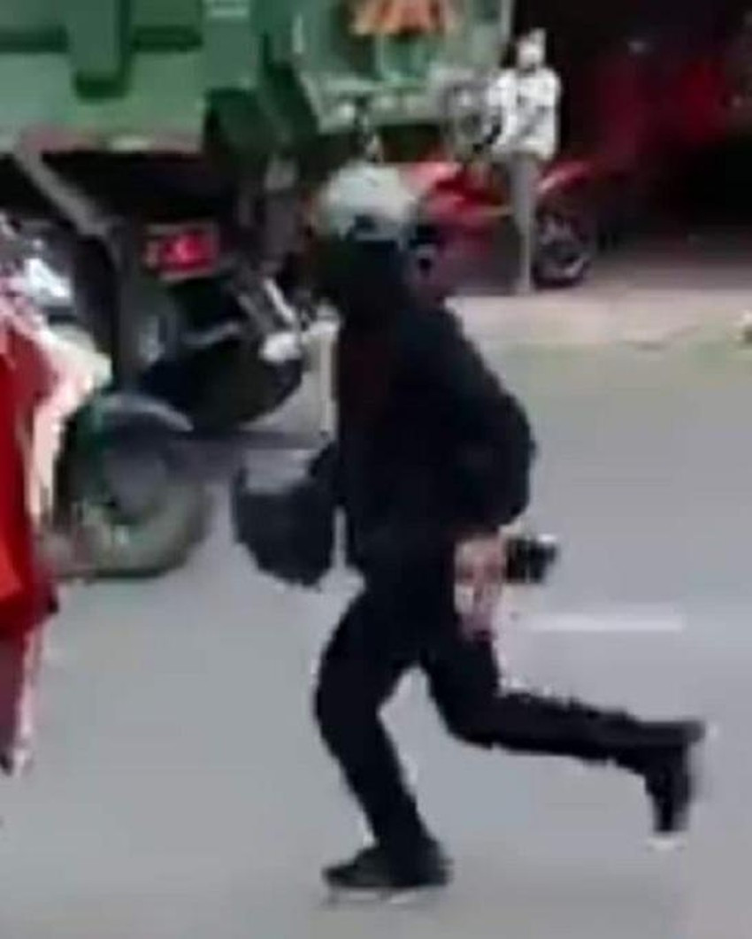  Dùng súng cướp tiền táo tợn tại 1 ngân hàng ở Đồng Nai: Chiều 8/9 tại Phòng giao dịch của Ngân hàng Vietcombank cổng KCN Tam Phước (phường Tam Phước, TP Biên Hòa, Đồng Nai) một thanh niên mặc áo đen, quần đen đi vào Phòng giao dịch rồi dùng súng khống chế nhân viên tại đây cướp tiền. Sau khi cướp được tiền, nghi can bỏ chạy, hiện cơ quan chức năng đang điều tra truy bắt đối tượng. 