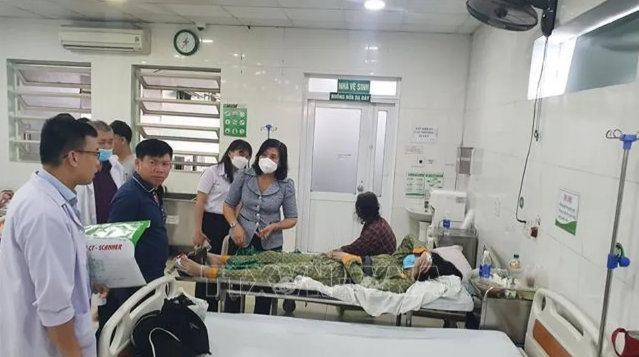 BS Huỳnh Minh Chín, Phó Giám đốc Sở Y tế tỉnh Bình Dương cho biết, sau khi vụ việc xảy ra, nhiều đơn vị y tế đã tiếp nhận hàng chục nạn nhân để cấp cứu, điều trị. Sở đã chỉ đạo Trung tâm Y tế thành phố Thuận An, Bệnh viện Đa khoa khu vực An Phú, các bệnh viện tư nhân đang cấp cứu các nạn nhân phải tập trung nhân lực, vật lực để cứu chữa kịp thời. Sở đã điều động các y, bác sĩ hỗ trợ; yêu cầu các đơn vị tăng cường vật tư y tế, thuốc để trợ giúp người gặp nạn. (Ảnh: TTXVN) 
