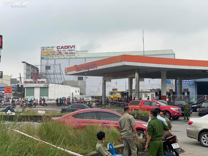 Do các lối thoát và đường cầu thang đều bị ngọn lửa bít kín, nhiều nhân viên và khách hát phải liều mình nhảy từ tầng cao xuống đất dẫn đến bị thương và được cấp cứu ngay sau đó. (Ảnh: VTC News)