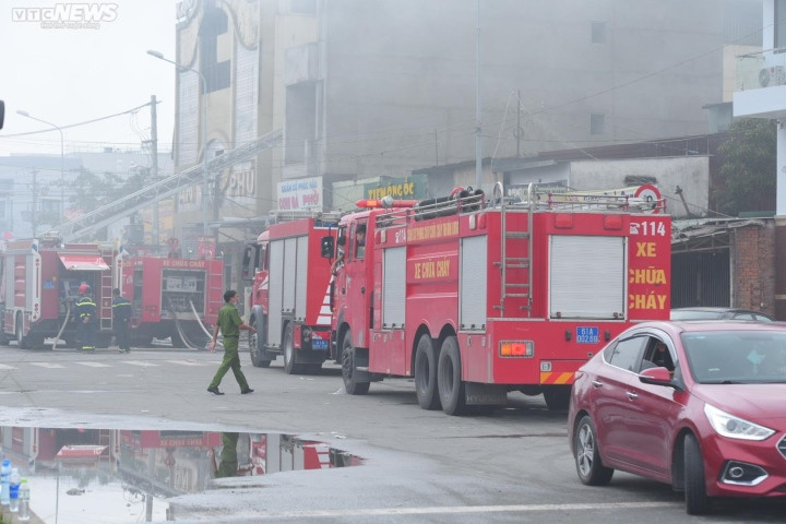 Lực lượng cảnh sát PCCC&amp;CNCH Công an tỉnh nhanh chóng có mặt tại hiện trường, phối hợp cùng Đội cảnh sát PCCC&amp;CNCH Công an TP.Thuận An và các lực lượng khác triển khai phương tiện dập tắt đám cháy. Hiện vụ việc đang được cơ quan chức năng điều tra, làm rõ. (Ảnh: VTC News)