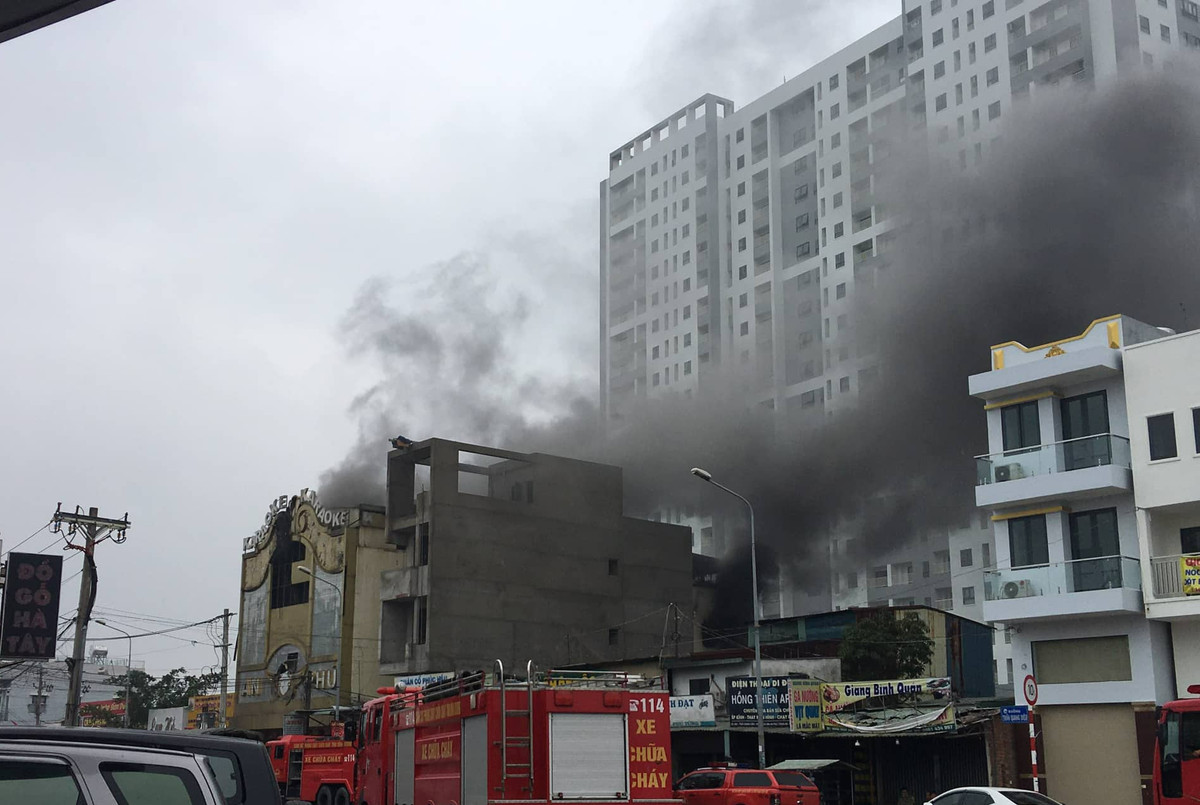 Trưa 7/9, ông Nguyễn Thanh Tâm, Chủ tịch UBND thành phố Thuận An, tỉnh Bình Dương cho biết: UBND thành phố và các cơ quan, ban, ngành đã đến thăm hỏi, động viên các nạn nhân và gia đình nạn nhân; trước mắt hỗ trợ người bị thương 5 triệu đồng/người và gia đình có nạn nhân tử vong mức 30 triệu đồng/người. (Ảnh: Vietnamnet)