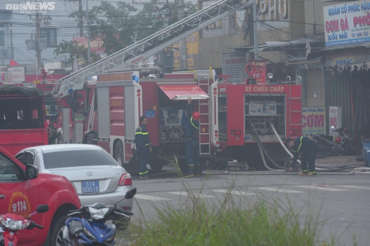 Quán karaoke bị cháy cao 3 tầng, có diện tích sàn xây dựng khoảng 1.500 m2, trong đó diện tích cháy khoảng 400 m2, nằm ở khu vực tầng 2, 3. Quán chứa nhiều vật liệu trang trí nội thất và gỗ khiến ngọn lửa bùng phát nhanh và mạnh. (Ảnh: VTC News)