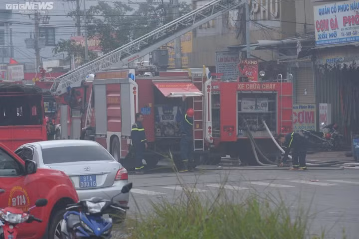 Quán karaoke bị cháy cao 3 tầng, có diện tích sàn xây dựng khoảng 1.500 m2, trong đó diện tích cháy khoảng 400 m2, nằm ở khu vực tầng 2, 3. Quán chứa nhiều vật liệu trang trí nội thất và gỗ khiến ngọn lửa bùng phát nhanh và mạnh. (Ảnh: VTC News)