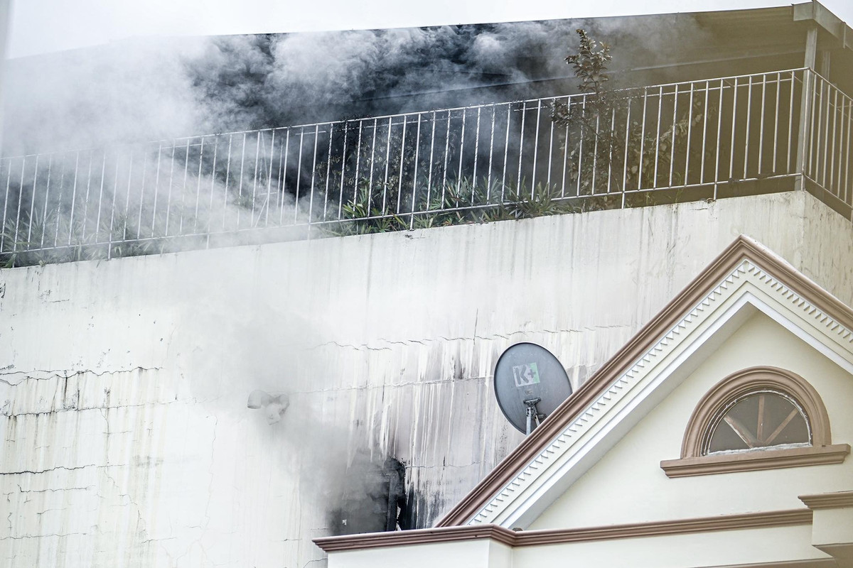 Trong khi đó, tại hiện trường, cảnh sát tiếp tục điều xe thang tiếp cận lầu 2, 3 của cơ sở karaoke An Phú, dùng búa đập tường, thông vào các căn phòng để kiểm tra vì nghi còn nạn nhân mắc kẹt. (Ảnh: Vietnamnet)